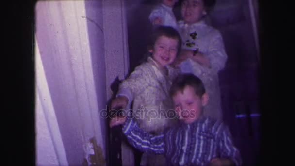 Madre e hijos bajan las escaleras — Vídeo de stock