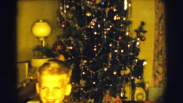 Οικογένεια αποσυμπίεση τα δώρα Χριστουγέννων — Αρχείο Βίντεο