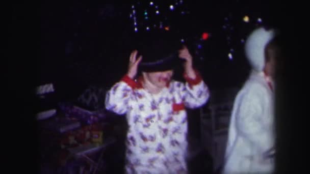Småbarn Dans nära julgran — Stockvideo