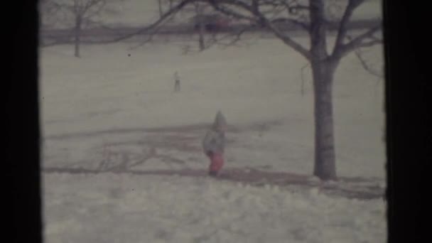 Hombre con niño en la nieve — Vídeos de Stock