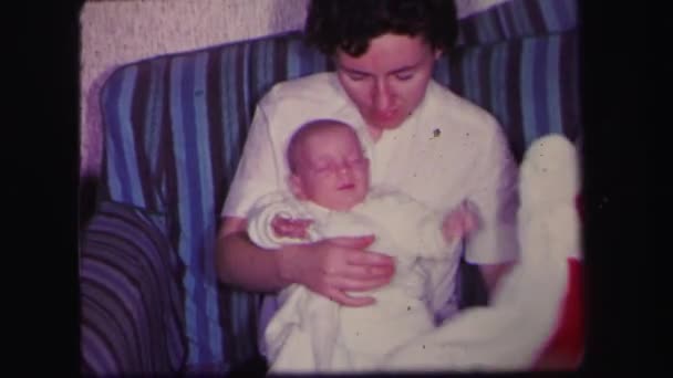 Mutter mit Säugling und drei Kindern — Stockvideo