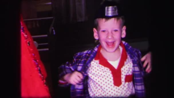 Niño feliz en sombrero — Vídeo de stock