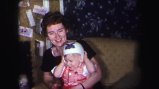 Kask içinde bebek ile anne — Stok video