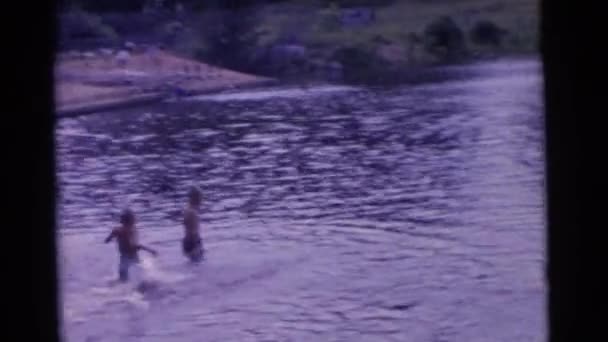 Pessoas que relaxam no rio — Vídeo de Stock