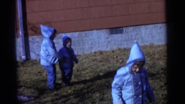 孩子们在蓝夹克 — 图库视频影像