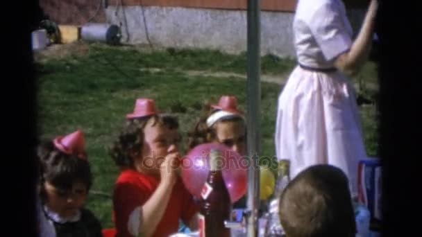 Kinderen zitten aan tafel feestzaal — Stockvideo