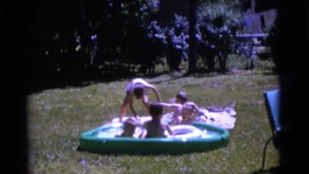 아이 들 수영장에서 노는 — 비디오