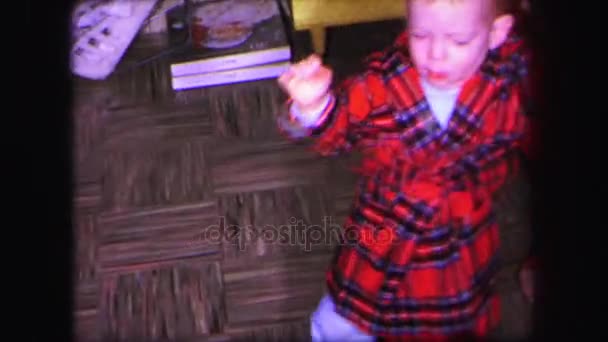 Mutter hält Baby an der Hand — Stockvideo