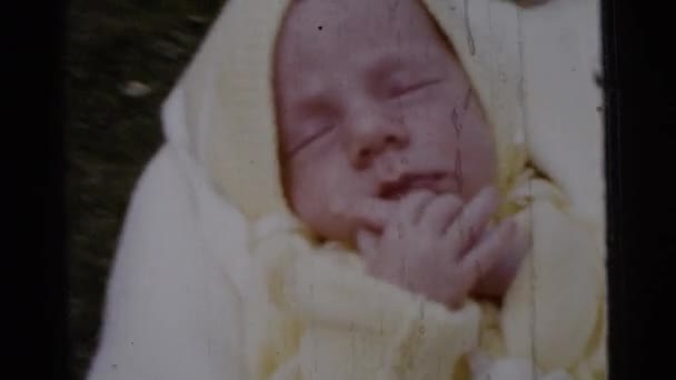 生まれたばかりの赤ちゃんを保持する女性 — ストック動画