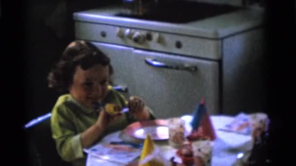 Τα παιδιά στο γιορτινό τραπέζι — Αρχείο Βίντεο
