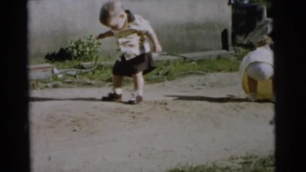 작은 아 이들이 마당에서 산책 — 비디오