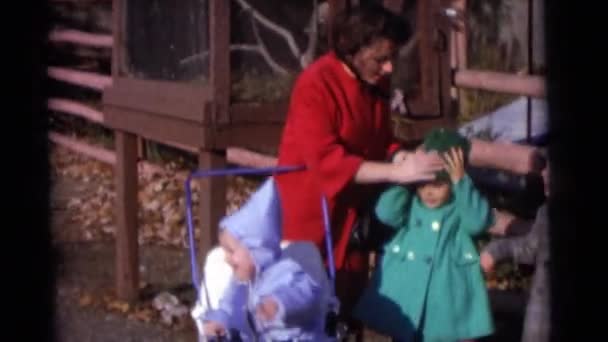 Жінка з дітьми постановки на камеру — стокове відео