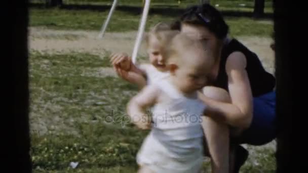 遊んでいる子供を持つ母 — ストック動画