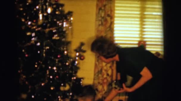 Família desembalagem presentes de Natal — Vídeo de Stock