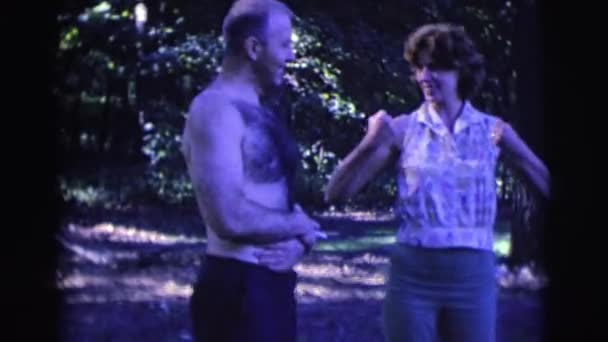 Чоловік і жінка, стоячи на дворі — стокове відео