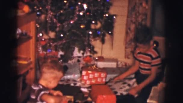 Familia desembalaje regalos de Navidad — Vídeos de Stock