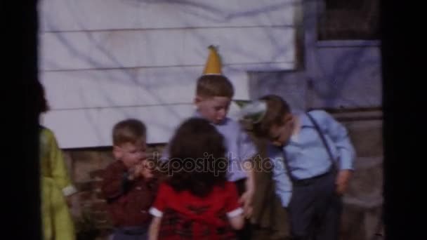 Děti v slavnostní klobouky venku — Stock video