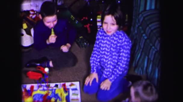 Tres niños jugando con juguete — Vídeo de stock