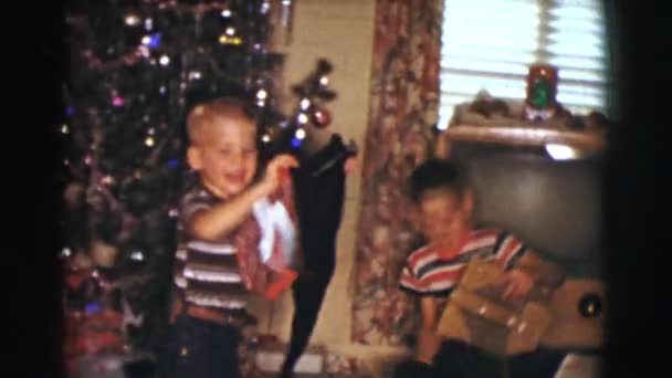 家族のクリスマス プレゼントをアンパック — ストック動画
