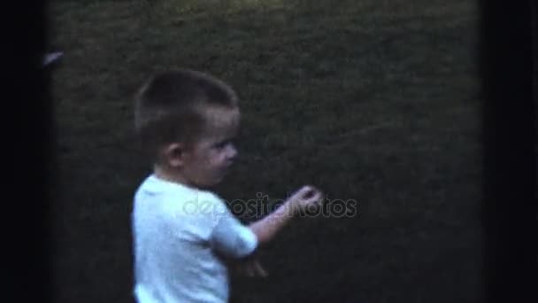 Niños jugando en el patio — Vídeo de stock