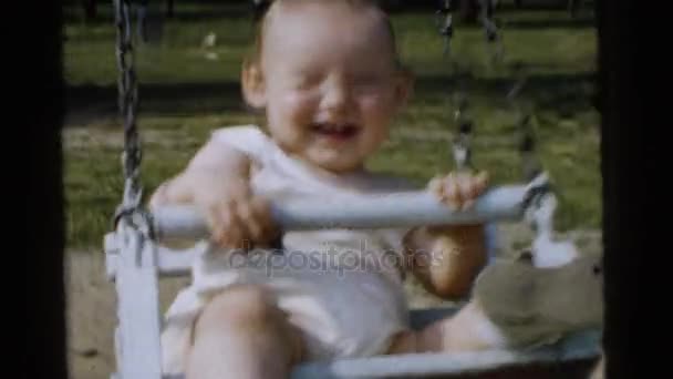 Kid spelar på swing — Stockvideo