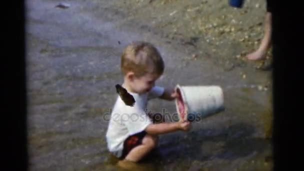 Chicos jugando en la orilla — Vídeos de Stock