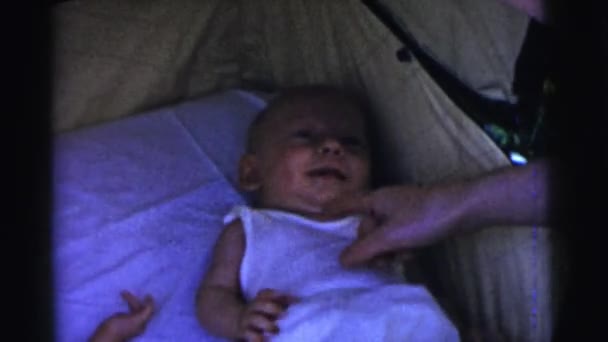 Bebé acostado en la cuna — Vídeo de stock