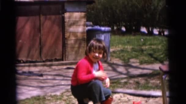 Niños jugando en el jardín — Vídeo de stock