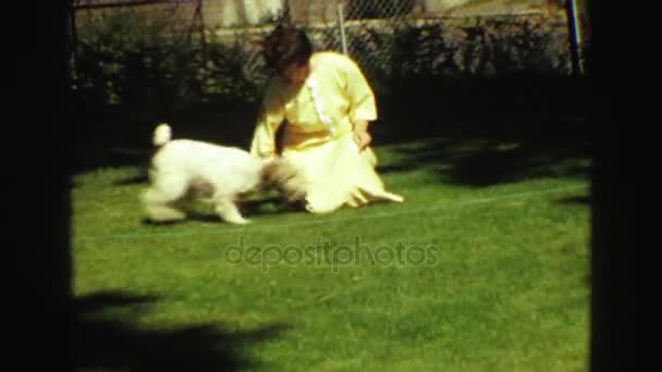 Kobieta bawiąca się psem — Wideo stockowe