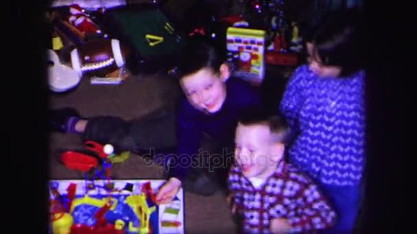 Tres niños jugando con juguete — Vídeo de stock