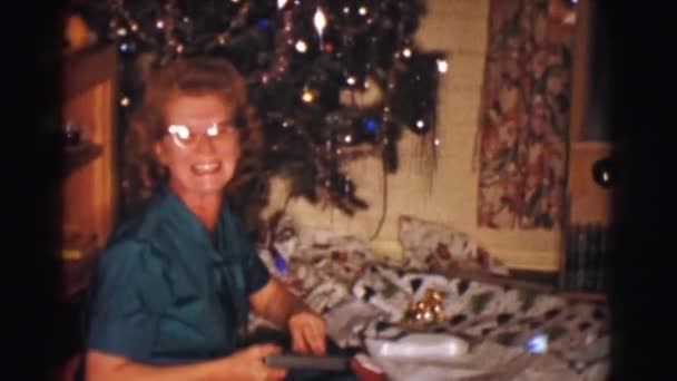 Aile Noel hediyeleri açma — Stok video