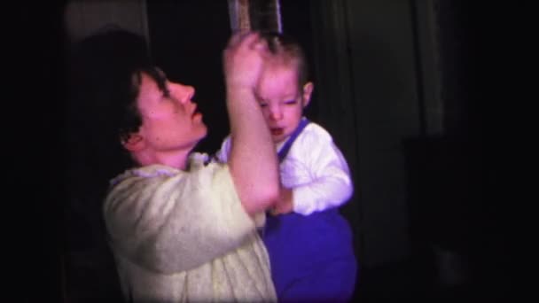 Мама расчесывает волосы мальчика — стоковое видео