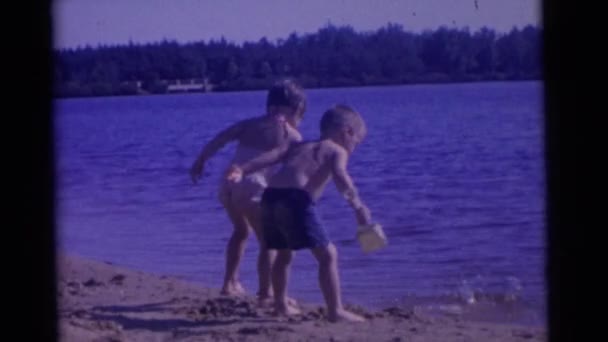 Niños jugando con arena — Vídeo de stock