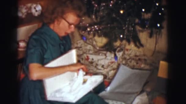 家族のクリスマス プレゼントをアンパック — ストック動画