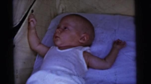 Bebés acostados en la cuna — Vídeo de stock