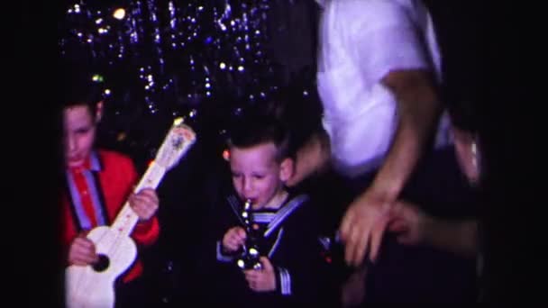 Niños tocando instrumentos de música — Vídeo de stock