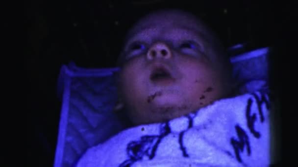 Novorozené dítě ležící v postýlce — Stock video