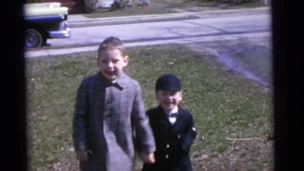 Два хлопчика рукостискань у дворі — стокове відео