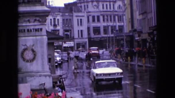 People crossing the road — Stock Video