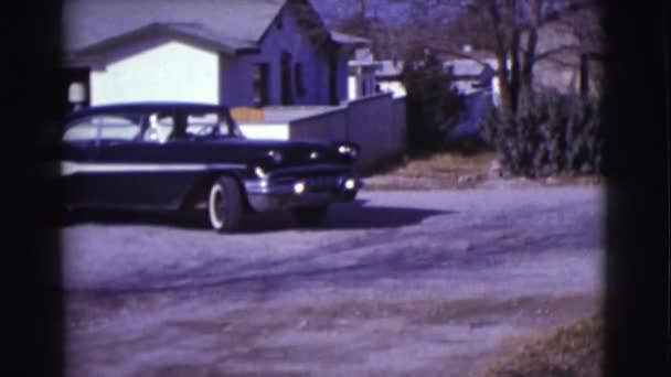 Voitures dans la rue à la campagne — Video