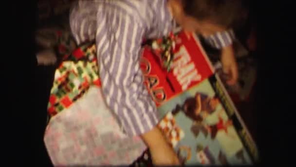 Çocuklara hediyeler unwrapping — Stok video