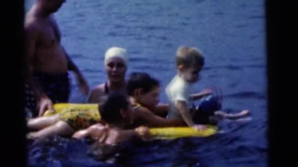 강에 수영 하는 부모와 아이 들 — 비디오