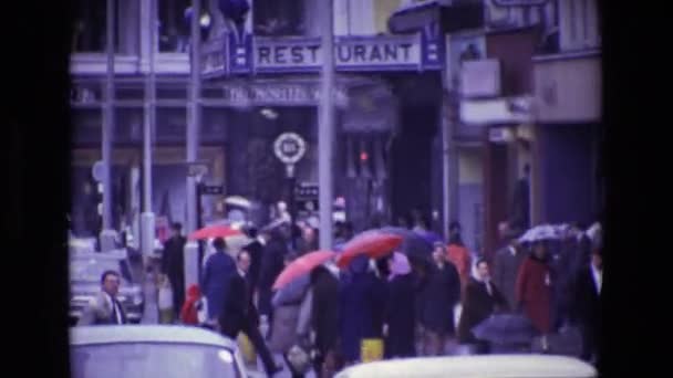 Sokakta duran insanlar — Stok video