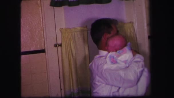 Mann hält Neugeborenes in der Hand — Stockvideo