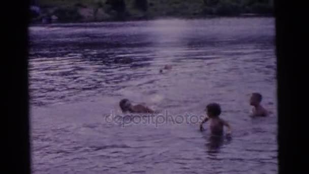 Pessoas nadando no rio — Vídeo de Stock
