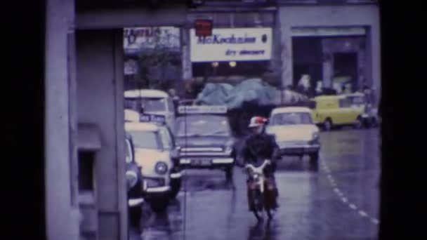 Hombre montando motocicleta — Vídeos de Stock