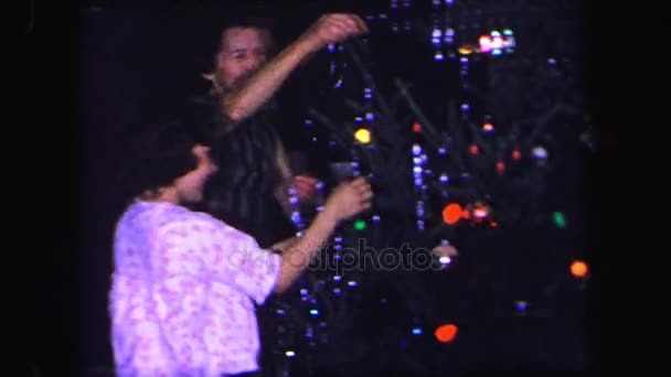 Familia decorar árbol de Navidad — Vídeo de stock