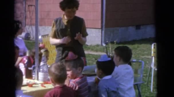 Mensen met kinderen aan feestelijke tafel — Stockvideo