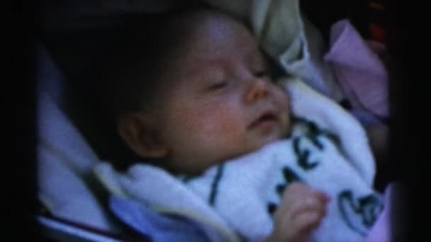 Bebé recién nacido acostado en una cuna — Vídeo de stock