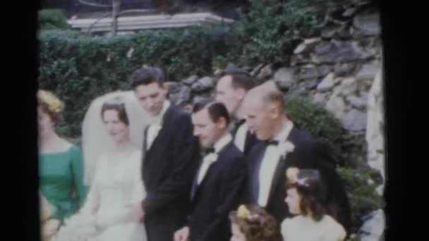 Bruden och brudgummen med gäster — Stockvideo